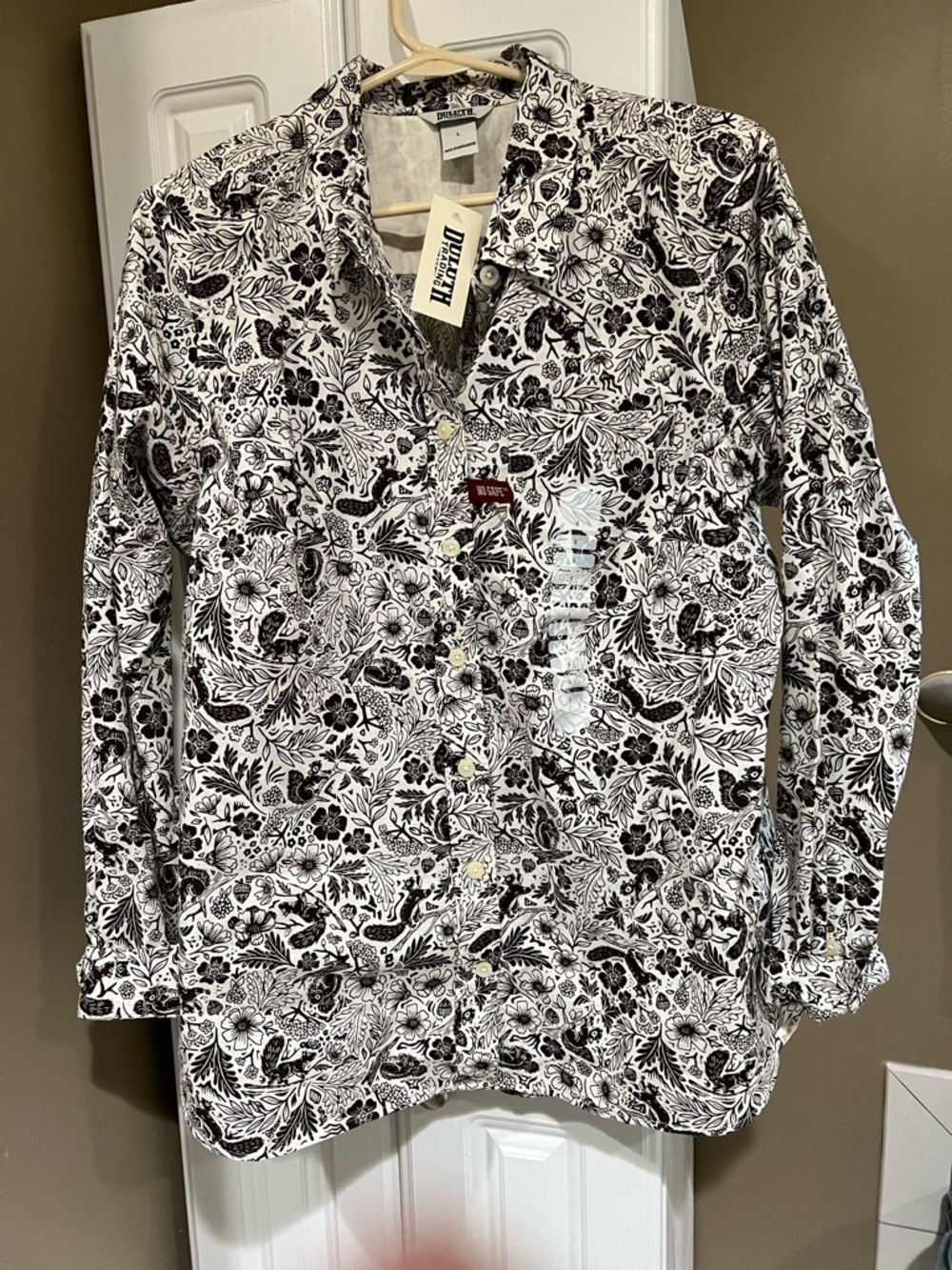 Duluth Trading Co White Shirt with Black Floral Print Collar Chic-Nic